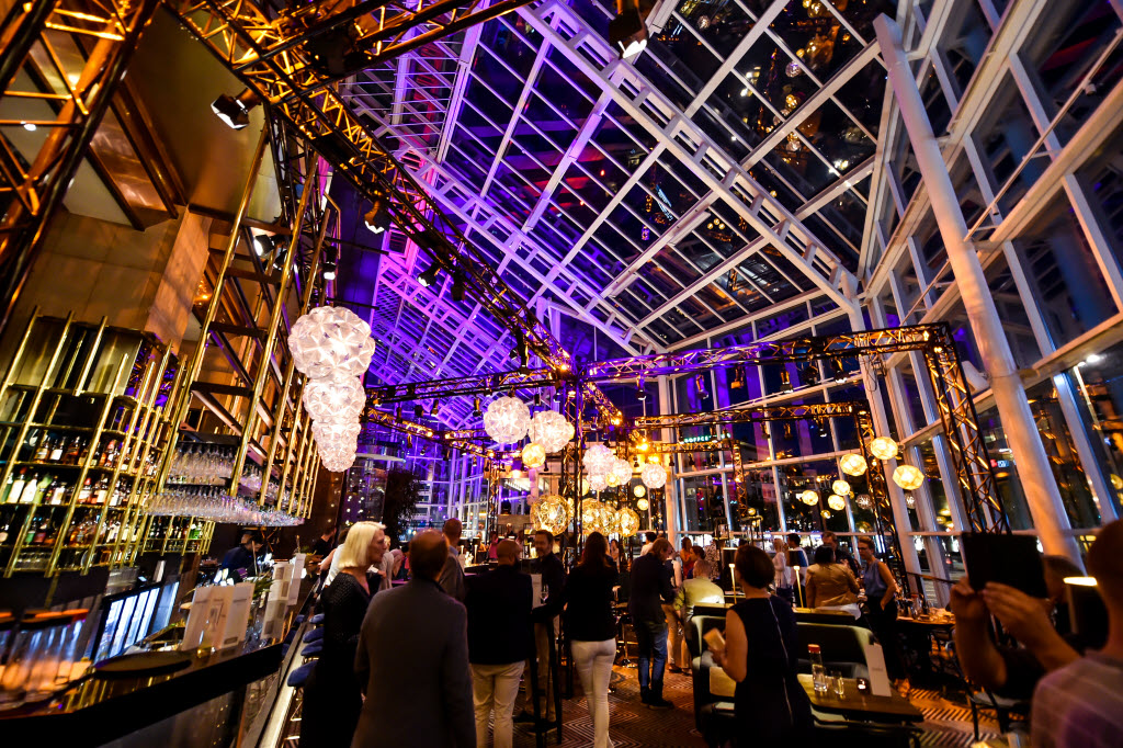 Foto: Alex Wayne Photography
+46 701-902409
Information@wayne.nu Scandic_Triangeln_restaurant_lounge_evening.jpg